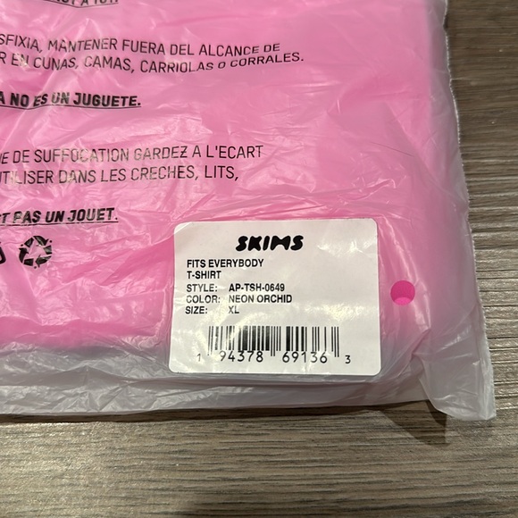 SKIMS Fits Everybody T-Shirt - Picture 4 of 4